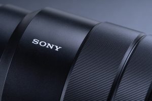 里番免费观看 动漫播放界面缩略图拼贴之一：深色播放器窗口内显示选集按钮与清晰度切换菜单，画面冷色调、界面整洁